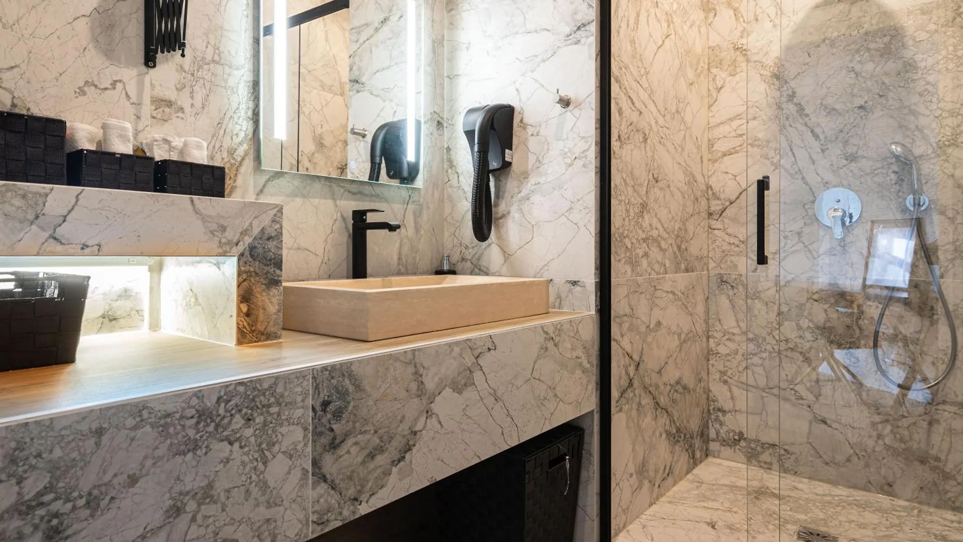 Grand Appartement Climatise 2Br Avec Terrasse Paris 0*,  France